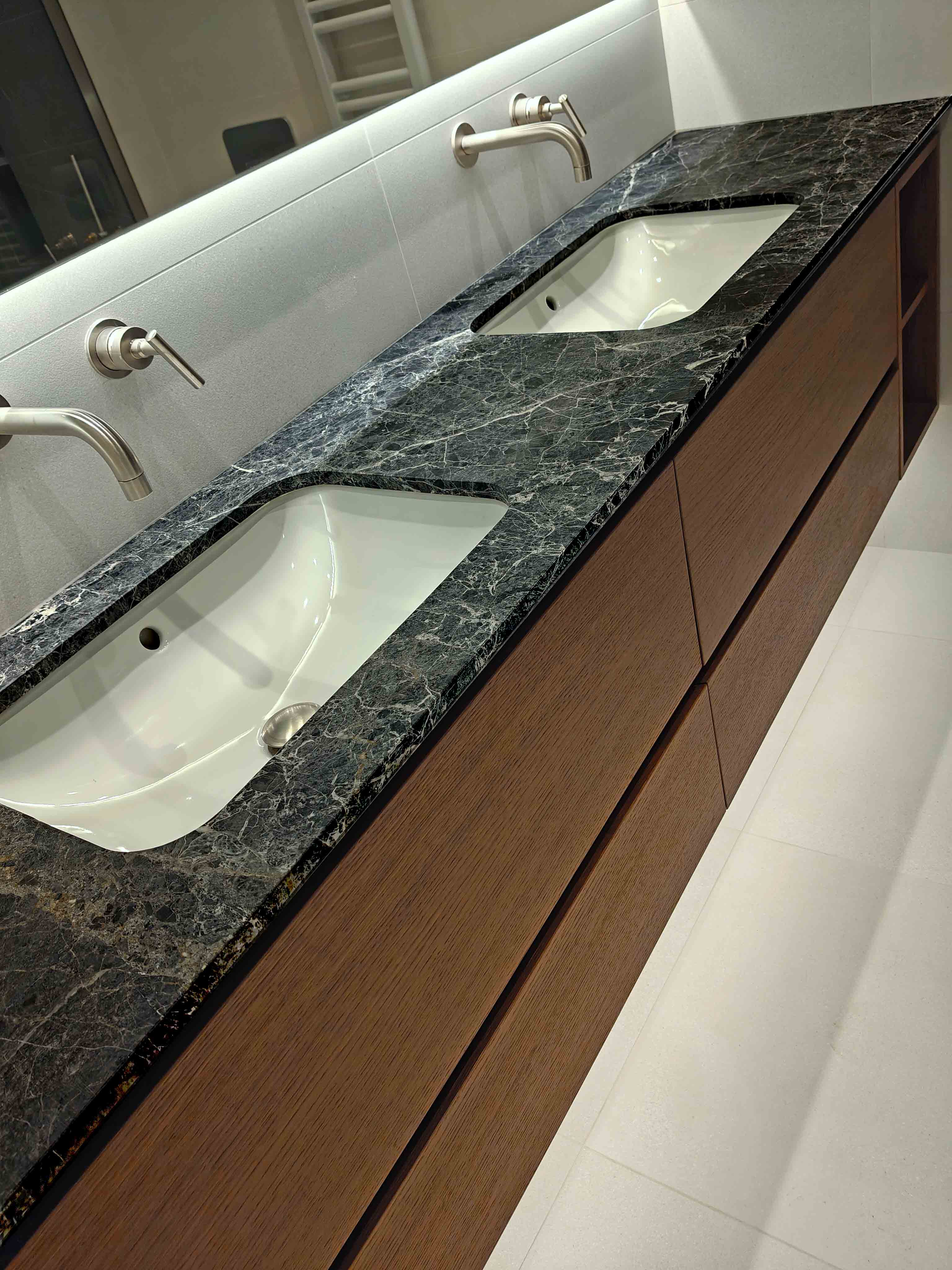 Πάγκος μπάνιου από μάρμαρο Δαμάστας