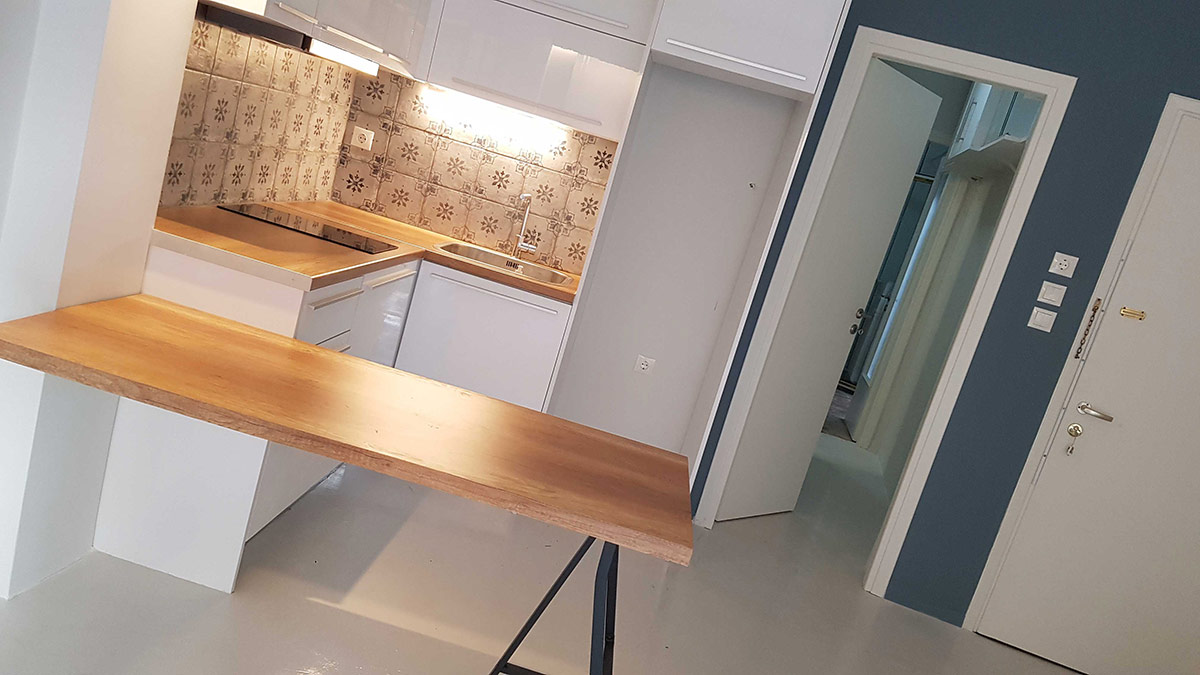 Κουζίνα με Ξύλινο Πάσο και Μεταλλικά Πόδια