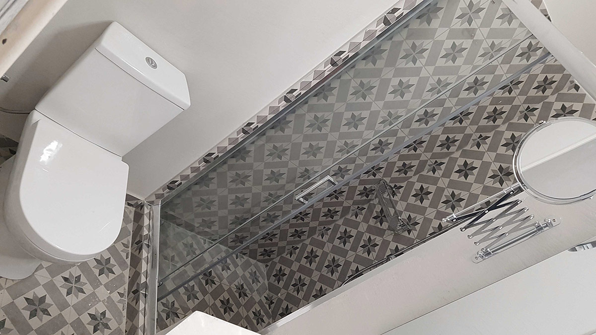 Χτιστή Γωνιακή Ντουζιέρα