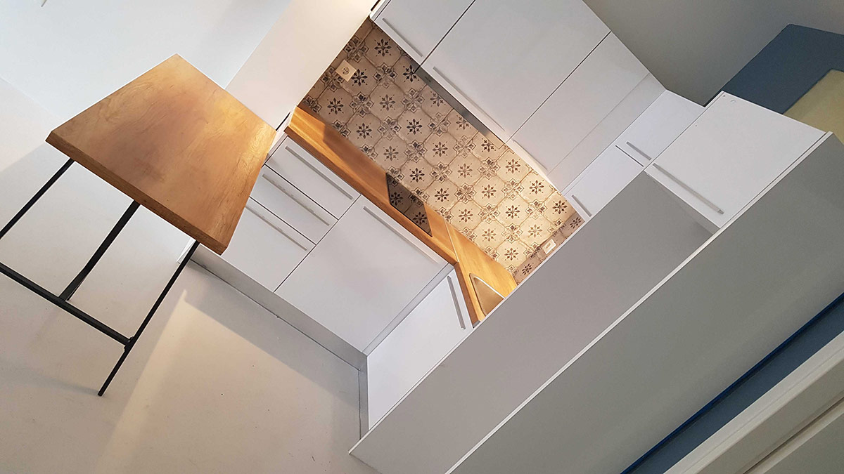 Λευκή Κουζίνα με Ξύλινο Πάγκο και Πάσο