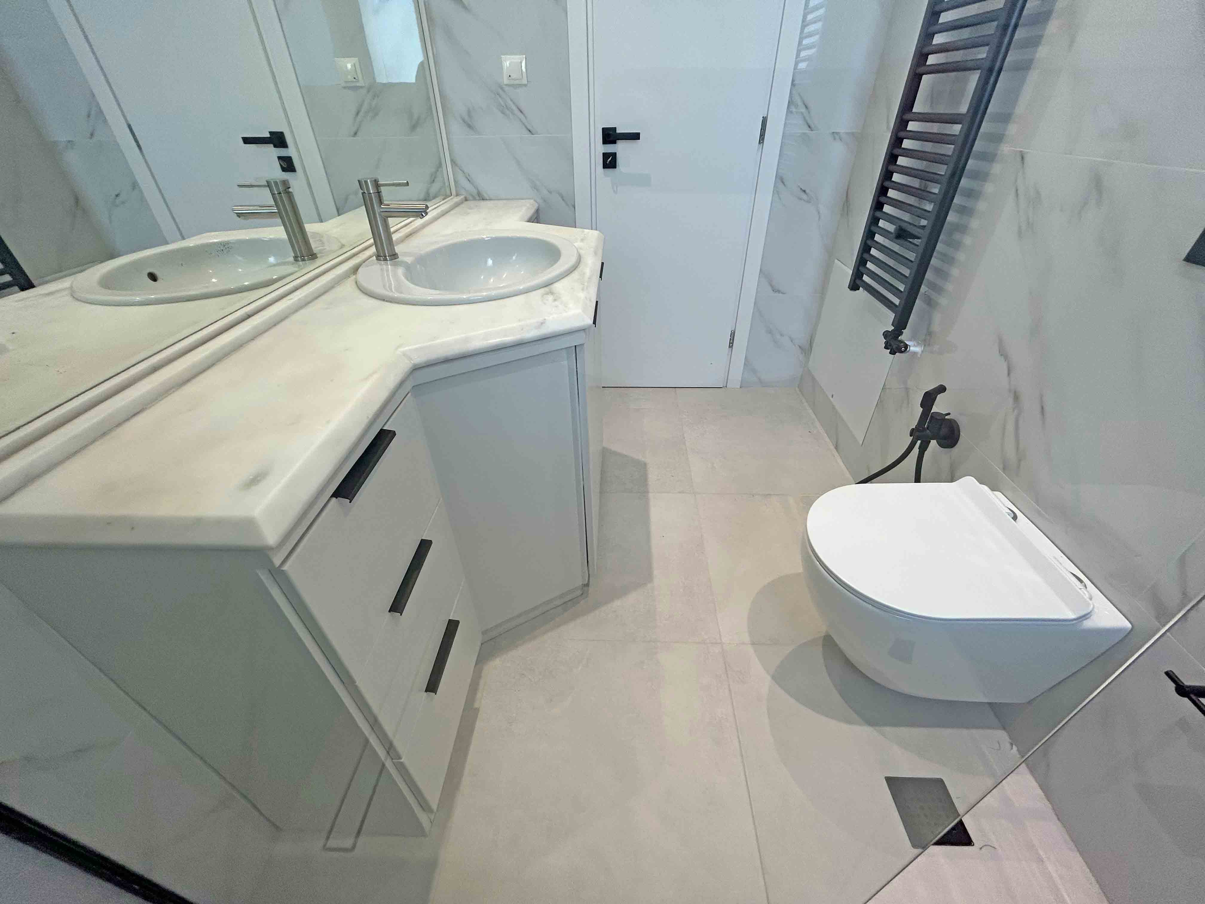 Ανακαίνιση παλιού επίπλου νιπτήρα με μαρμάρινο πάγκο