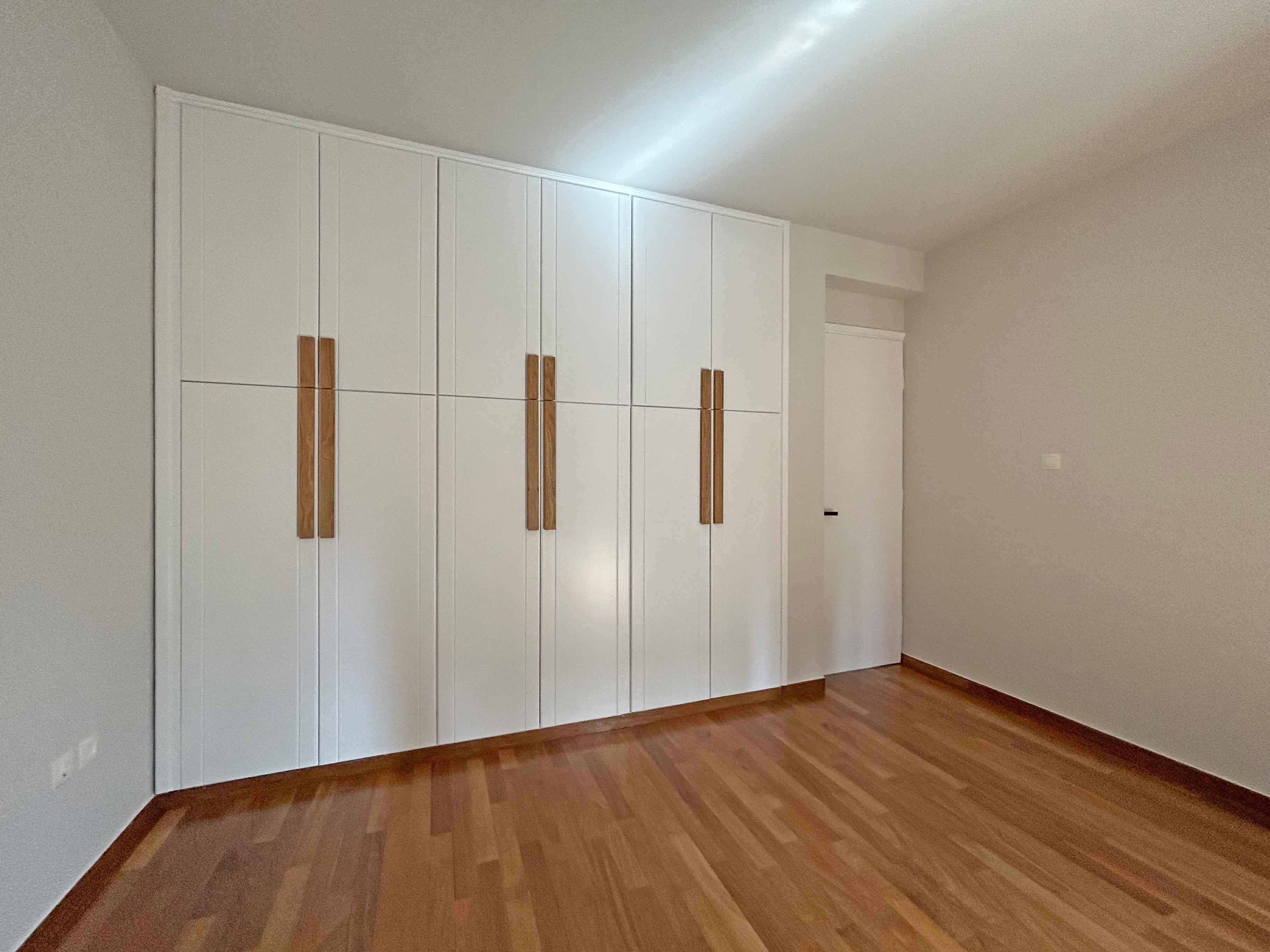 Ανακαίνιση παλιάς ντουλάπας, προσθήκη ξύλινα πόμολα