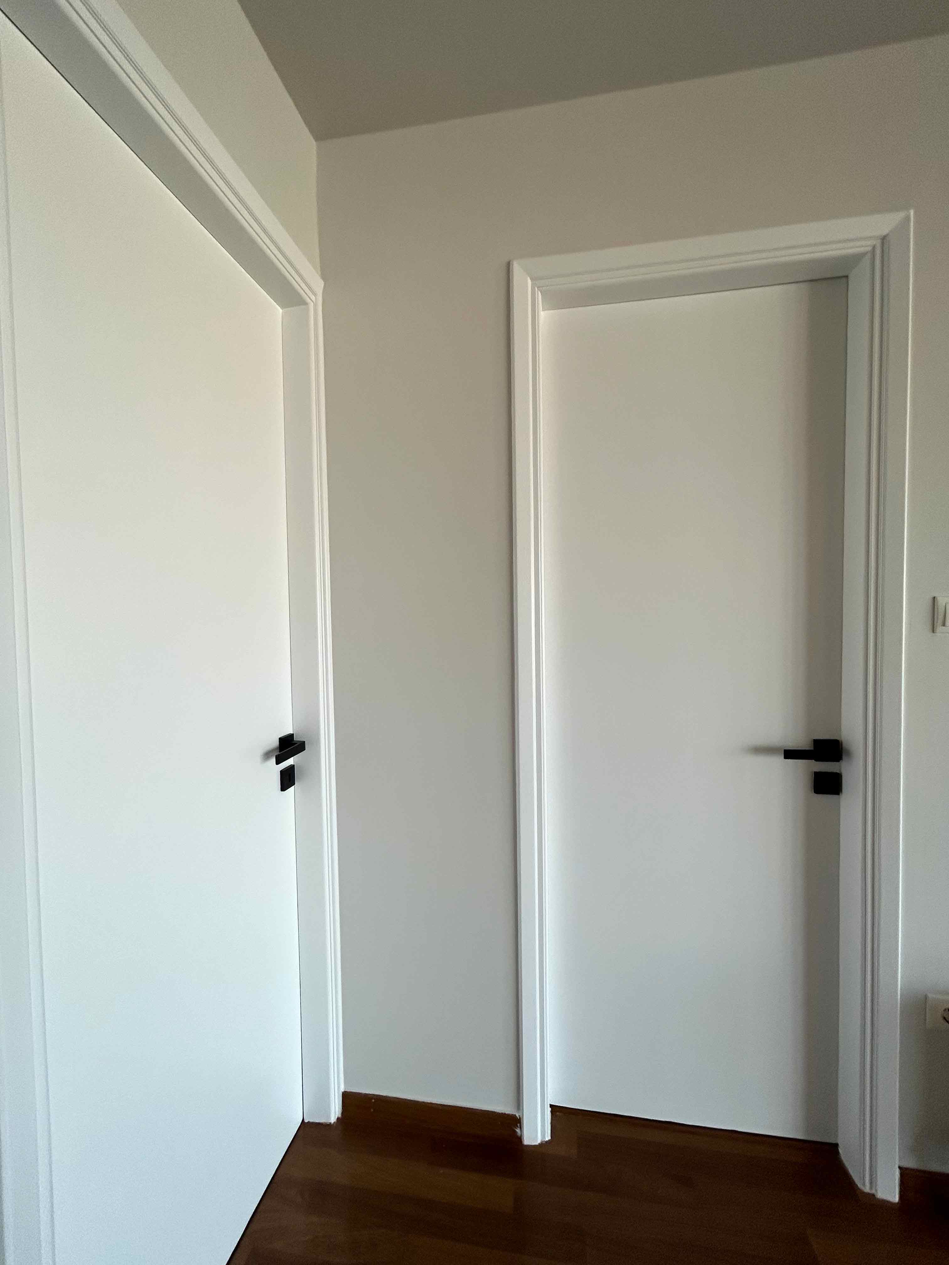 Ανακατασκευή πόρτες με μαύρα πόμολα