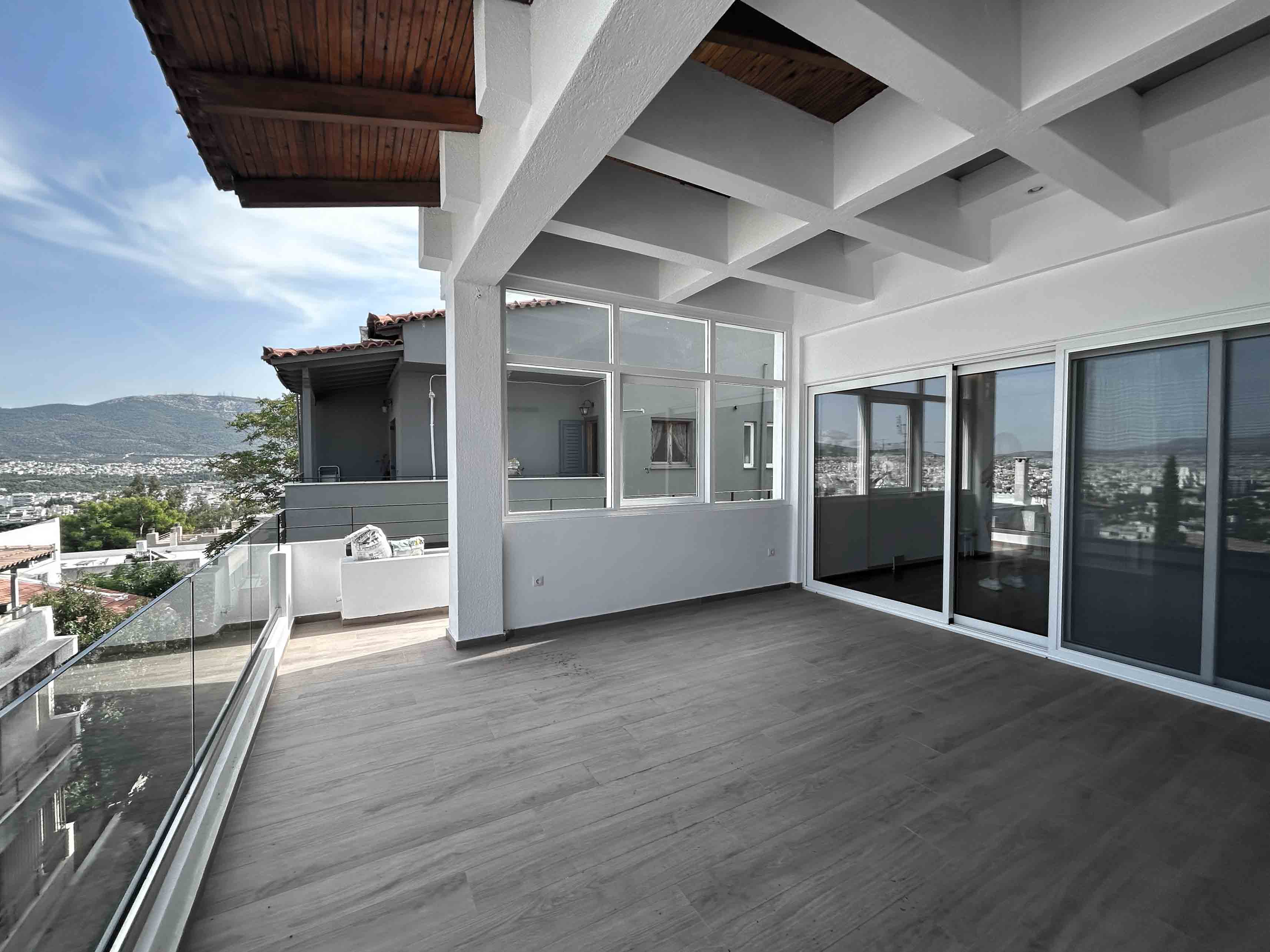 Δημιουργία βεράντας με εμφανή μπετένια πέργκολα