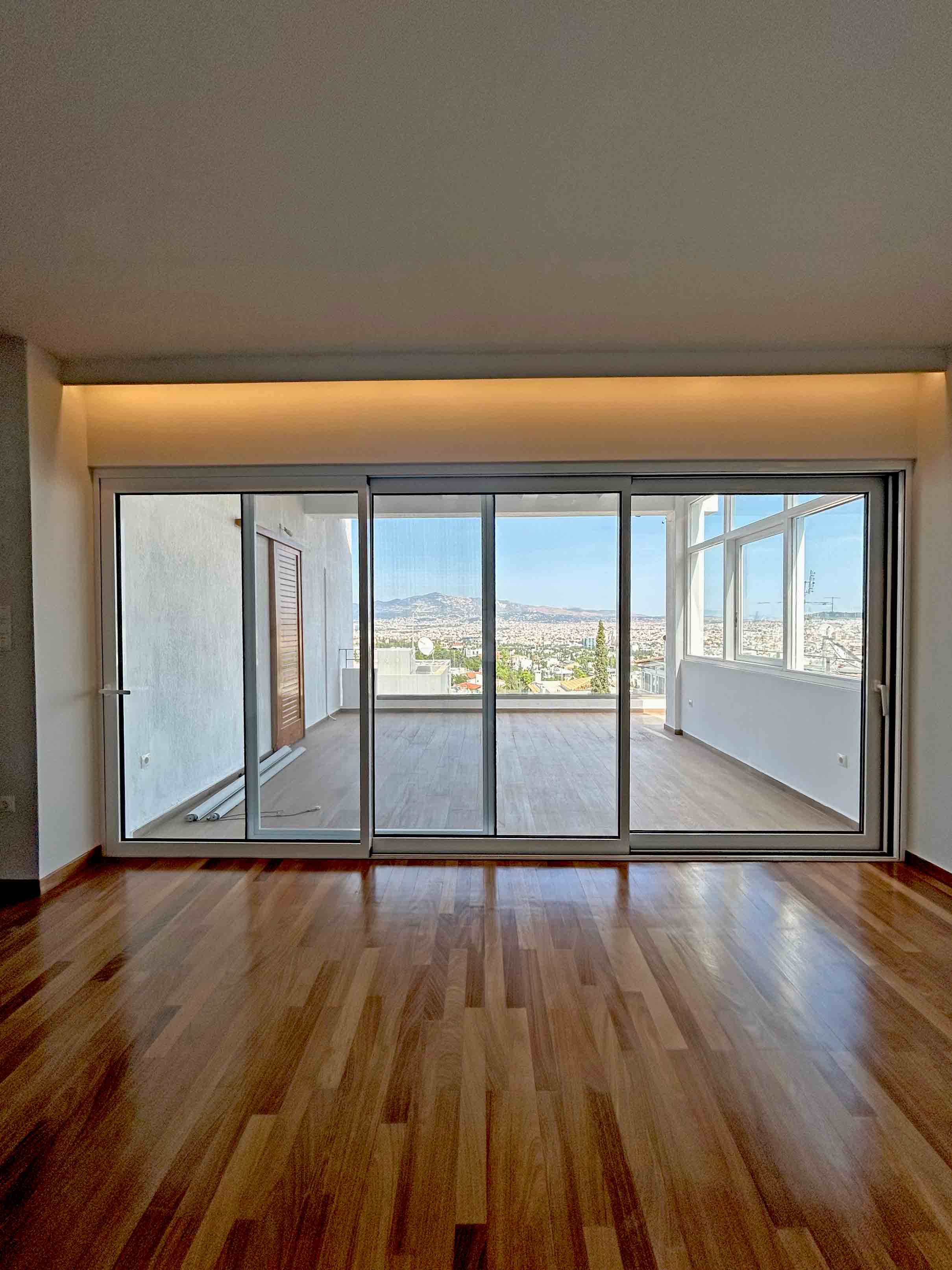 Άνοιγμα νέας μπαλκονόπορτας και δημιουργία μεγάλης βεράντας