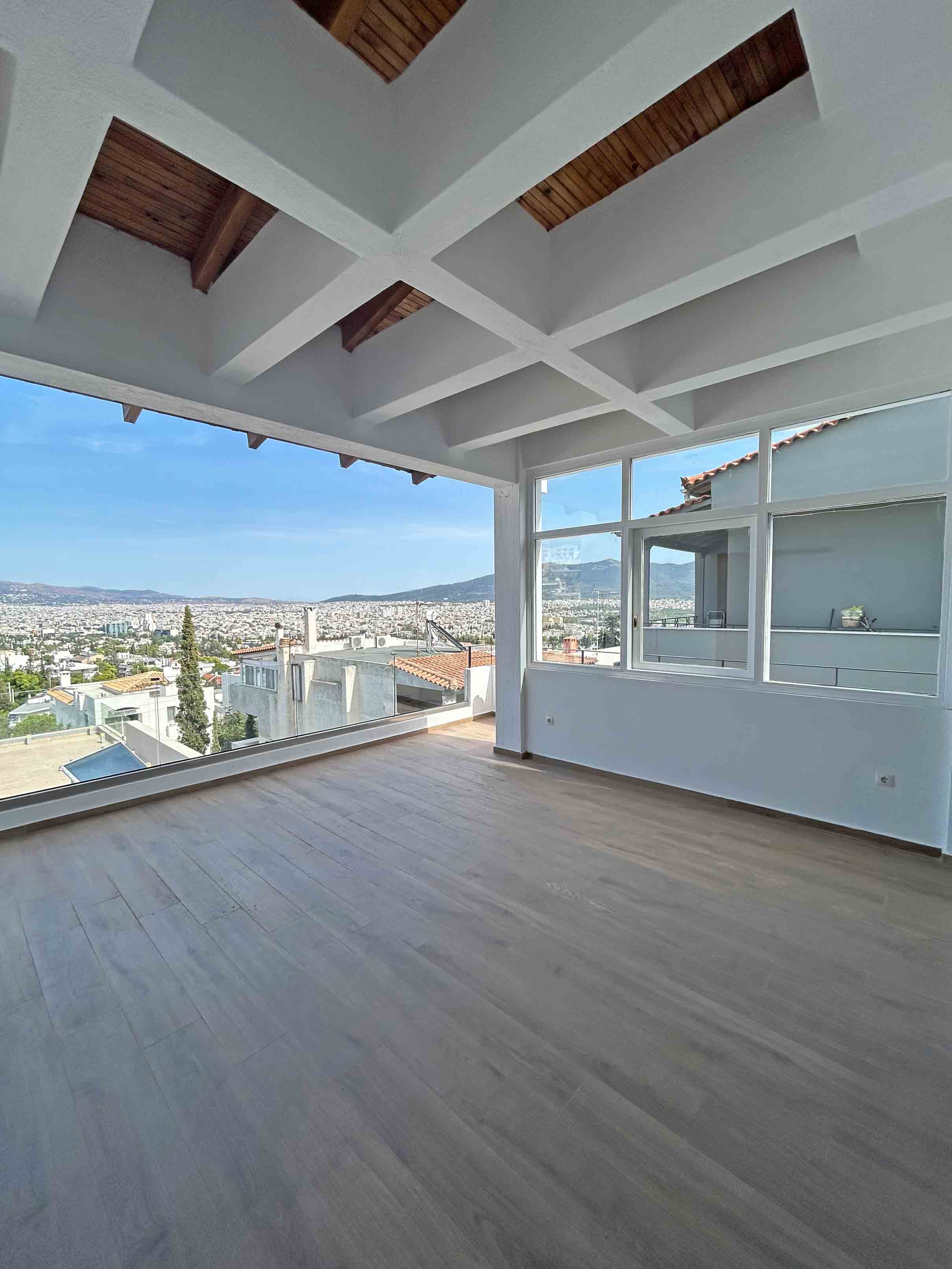 Βεράντα με ξύλινο Deck και τζαμένια κάγκελα