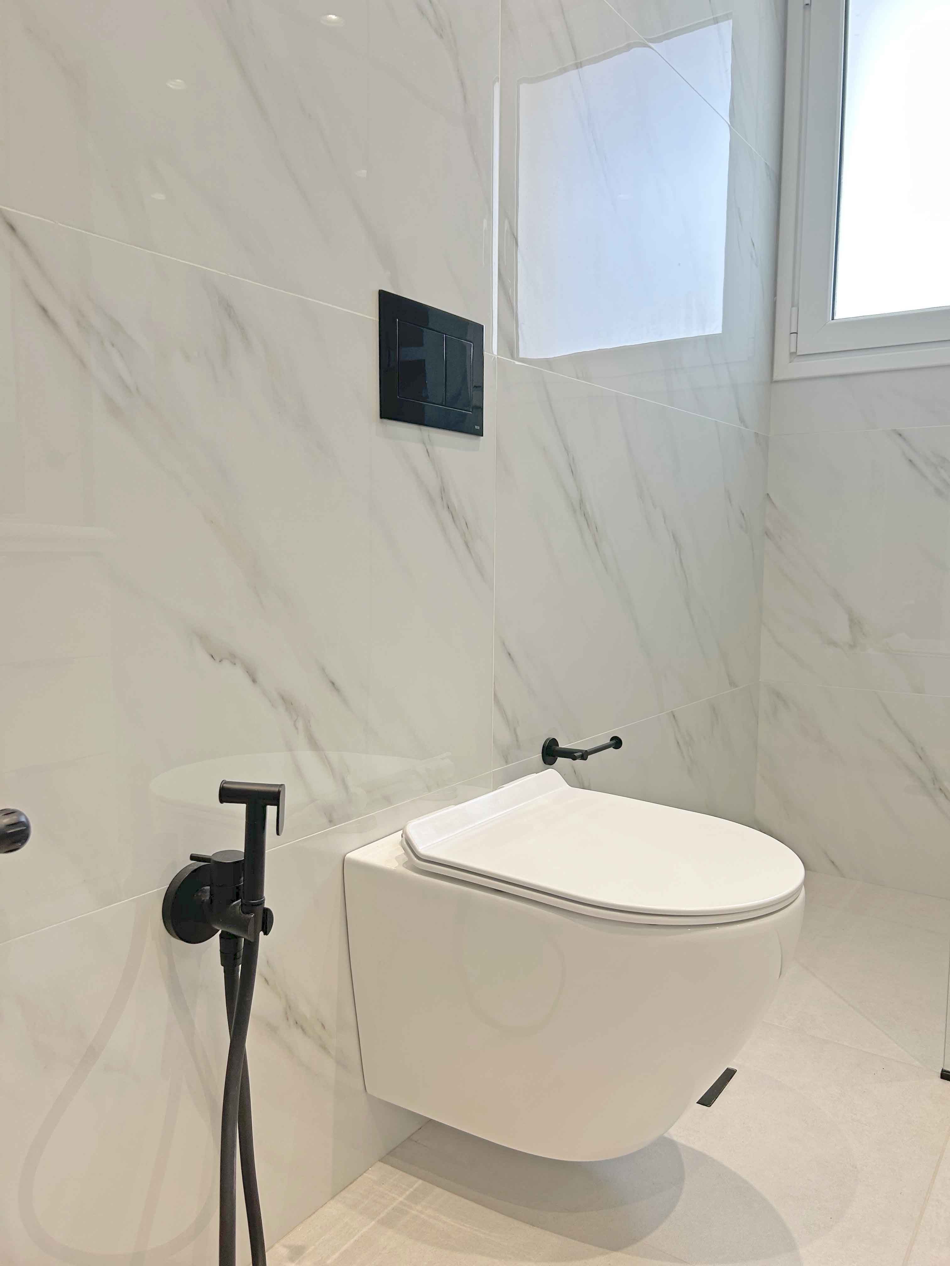 Μαρμάρινα Λευκά πλακάκια μπάνιου, με μαύρα αξεσουάρ