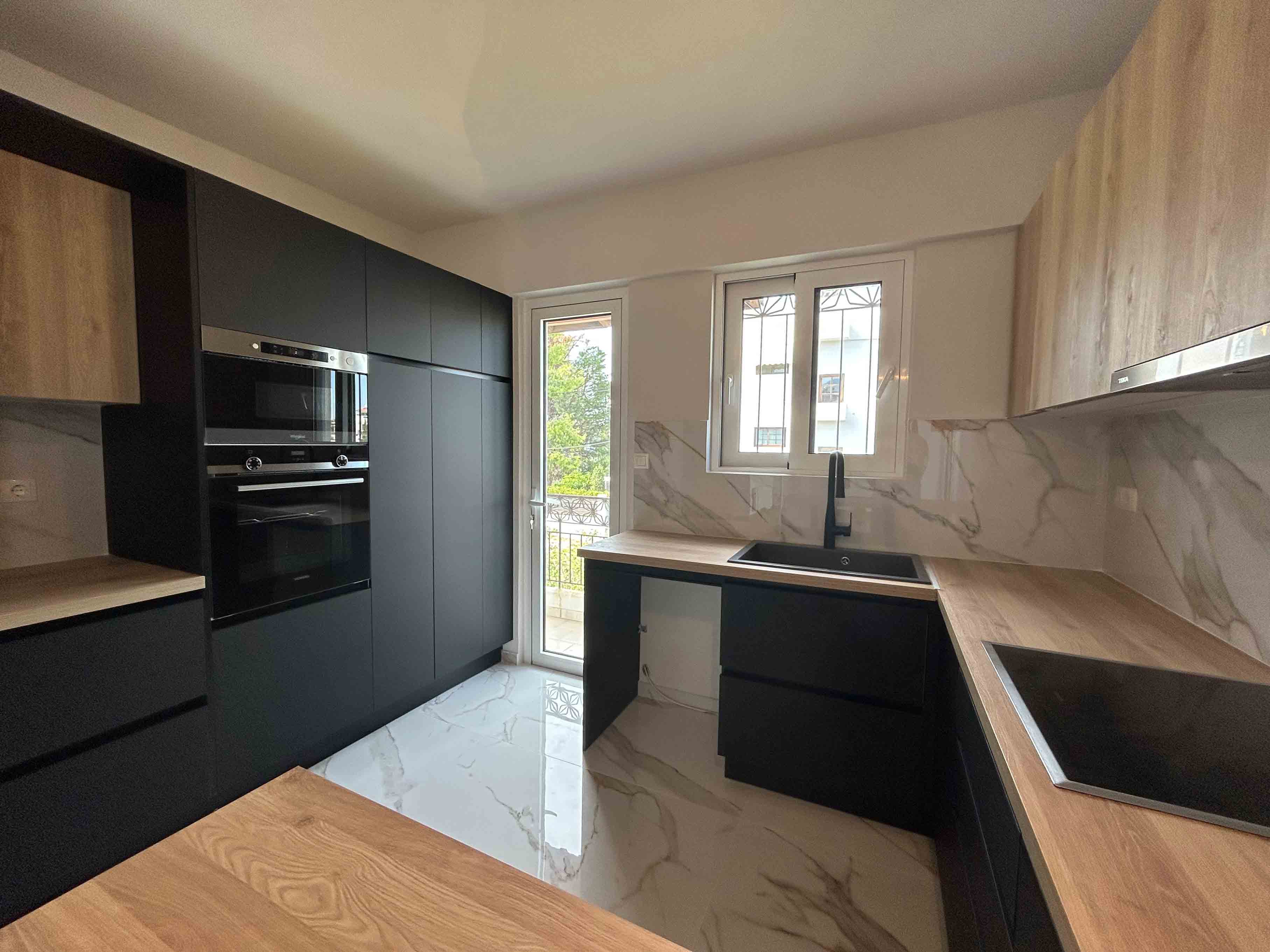 Κουζίνα συνδιασμού Δρύς με μαύρο ακρυλικό super mat και μάρμαρο