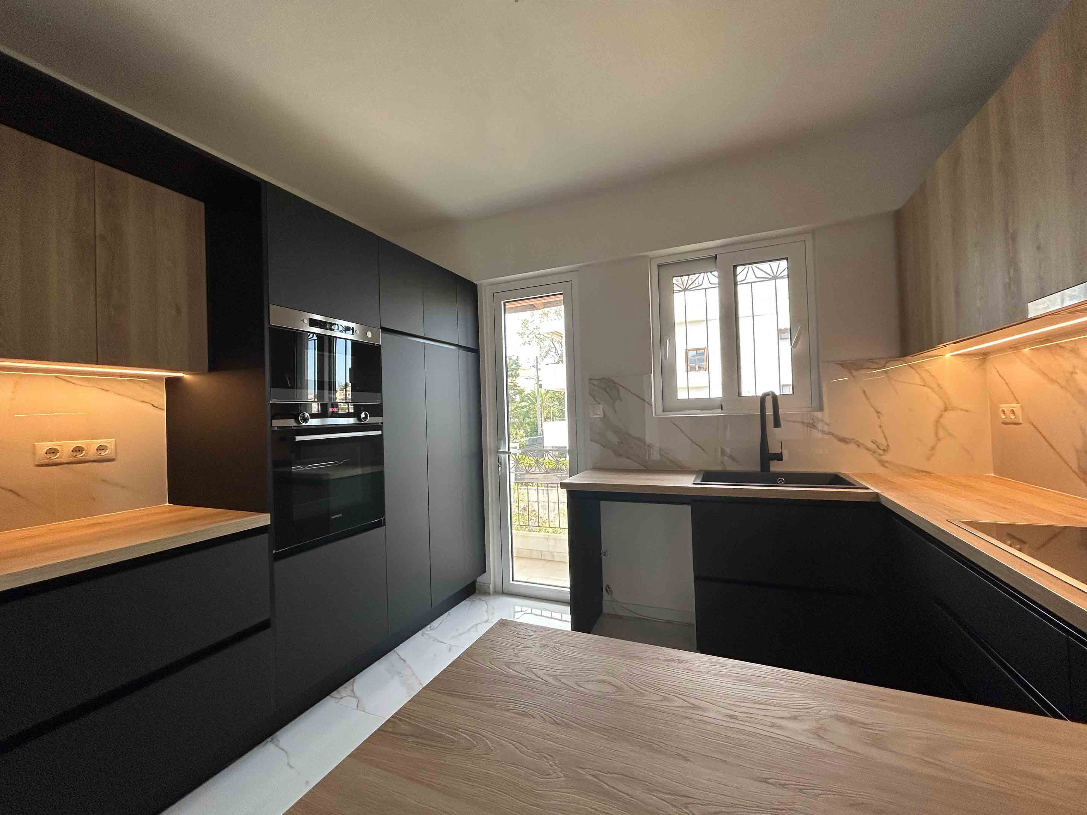 Κουζίνα με Δρύς με μαύρο ακρυλικό super mat και μάρμαρο