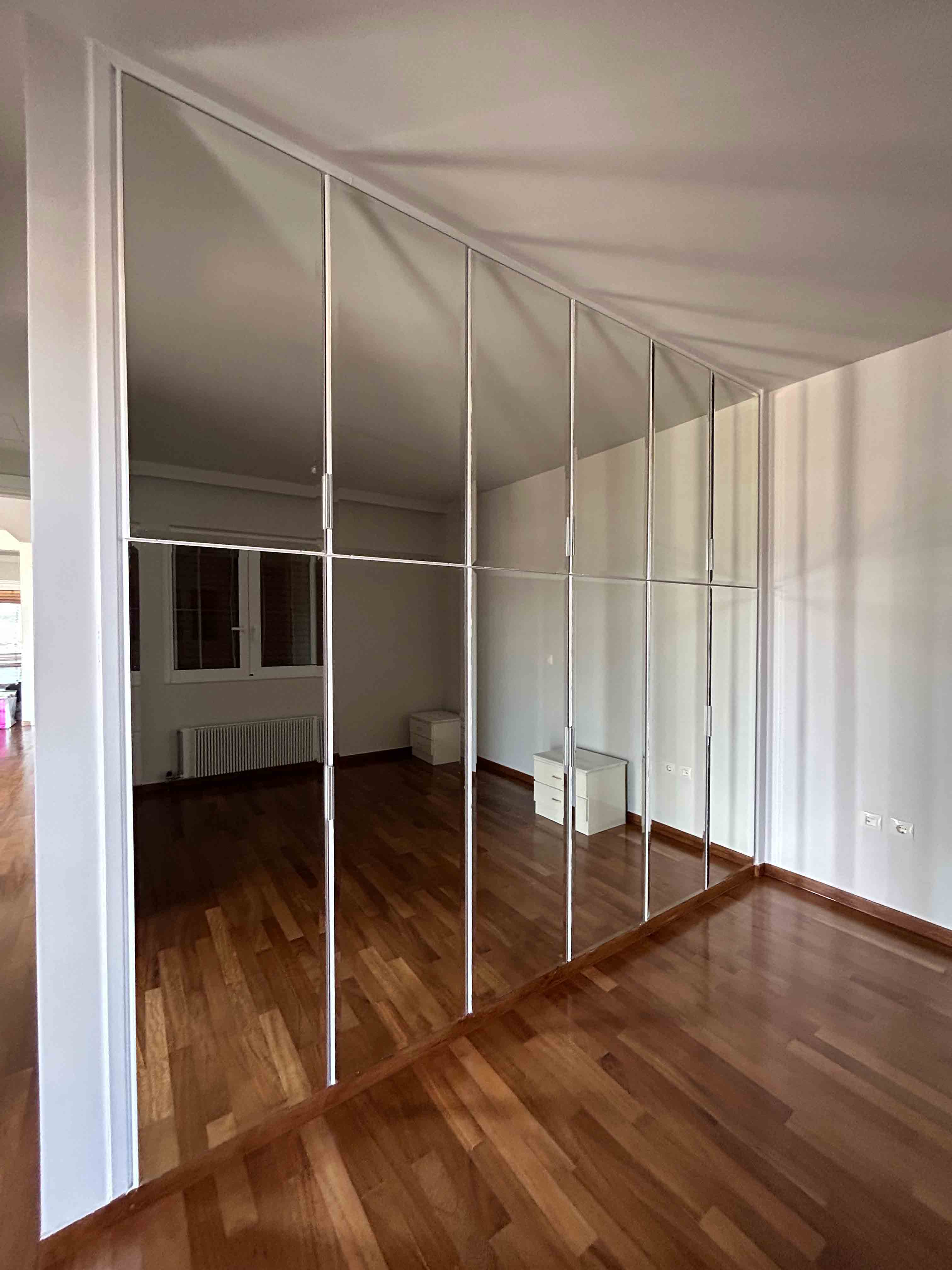 Ντουλάπα με φύλλα καθρέφτη