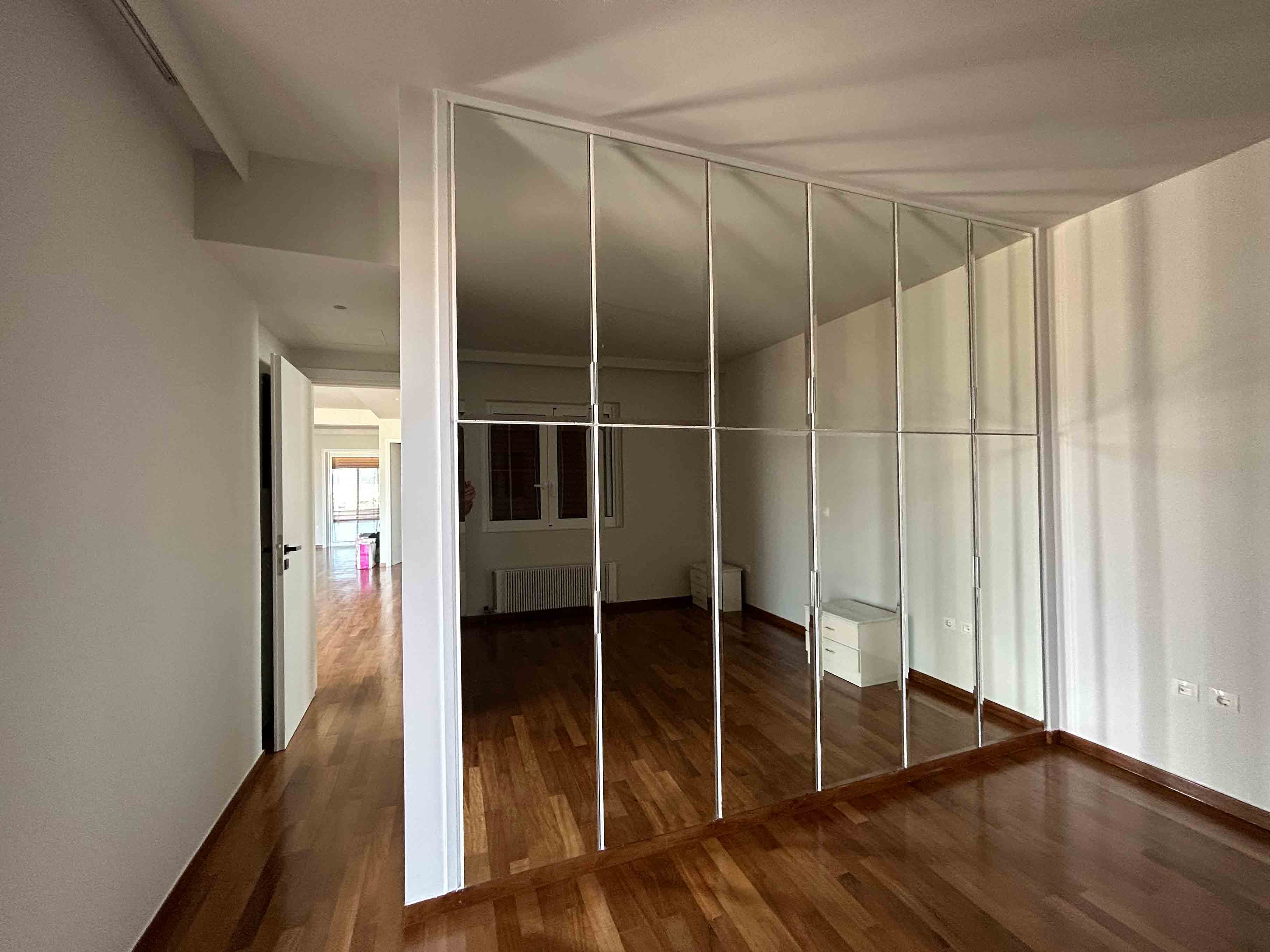 Ντουλάπα με φύλλα καθρέφτη