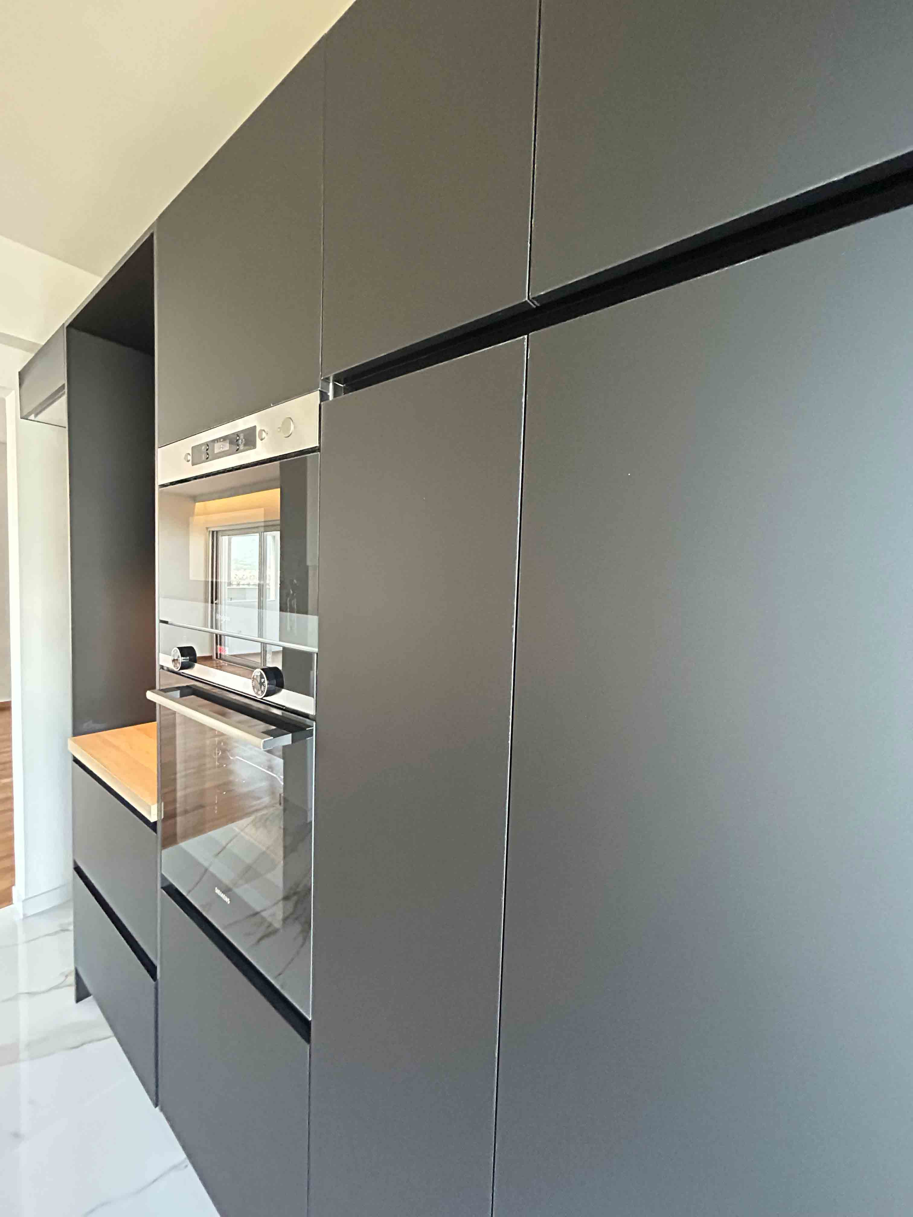 Ντουλάπια κουζίνας Ακρυλικό Black Super Mat με πόμολα Gola