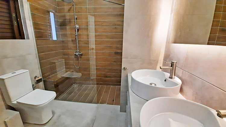 Ντουζιέρα σε όψη Deck