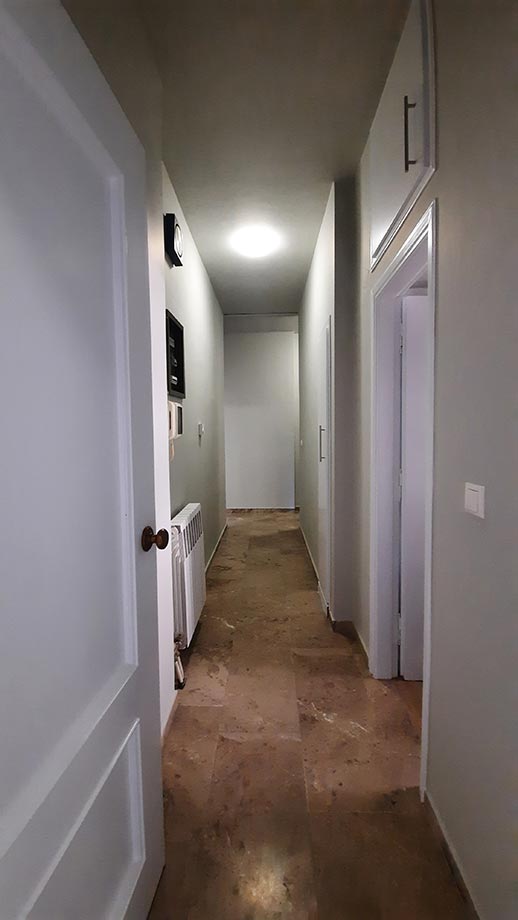 Αναπαλαίωση παλαιών πορτών και βάψιμο διαδρόμου σε γκρι-μπεζ