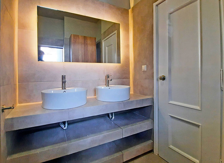 Χτιστός πάγκος με διπλό νιπτηρα και καθρέπτη led