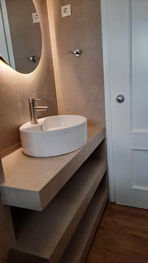 Χτιστός πάγκος με επικαθήμενο νιπτήρα και στρογγυλό καθρέπτη led