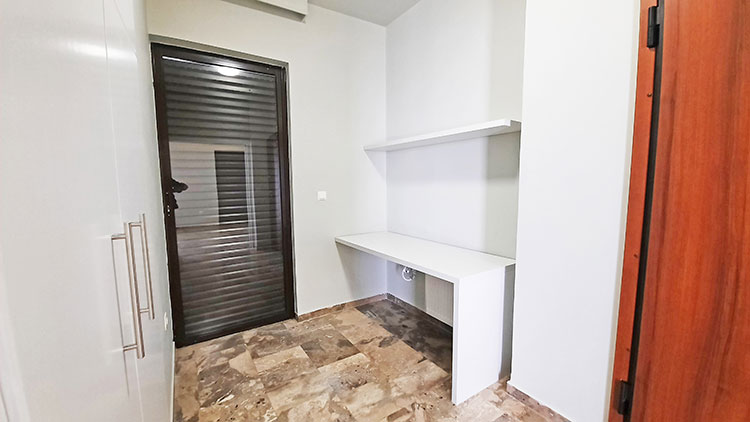 Δημιουργία αποθηκευτικού χώρου και γραφείου στο χώρο της εισόδου