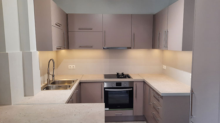 Μοντέρνα κιουζίνα με ντουλάπια σε χρώμα μόκα