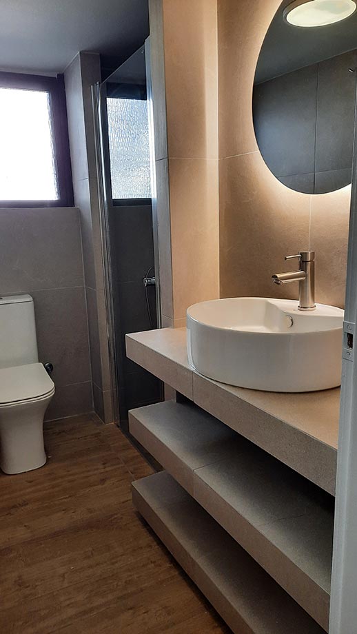 Μπάνιο με ντουζιέρα με ανοιγόμενη πόρτα