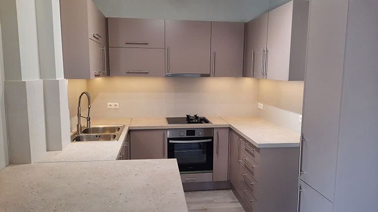 Νέα μοντέρνα κουζίνα με πολύ αποθηκευτικό χώρο και διπλό νεροχύτη