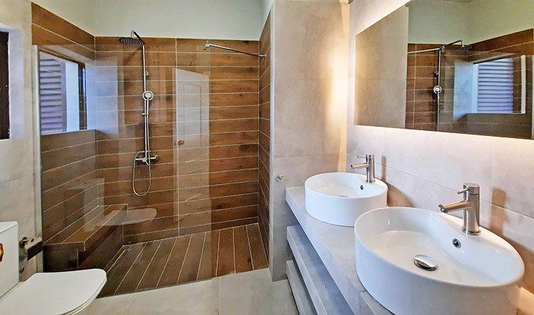 Ντουζιέρα με πλακάκι σε όψη ξύλου και χτιστό κάθισμα