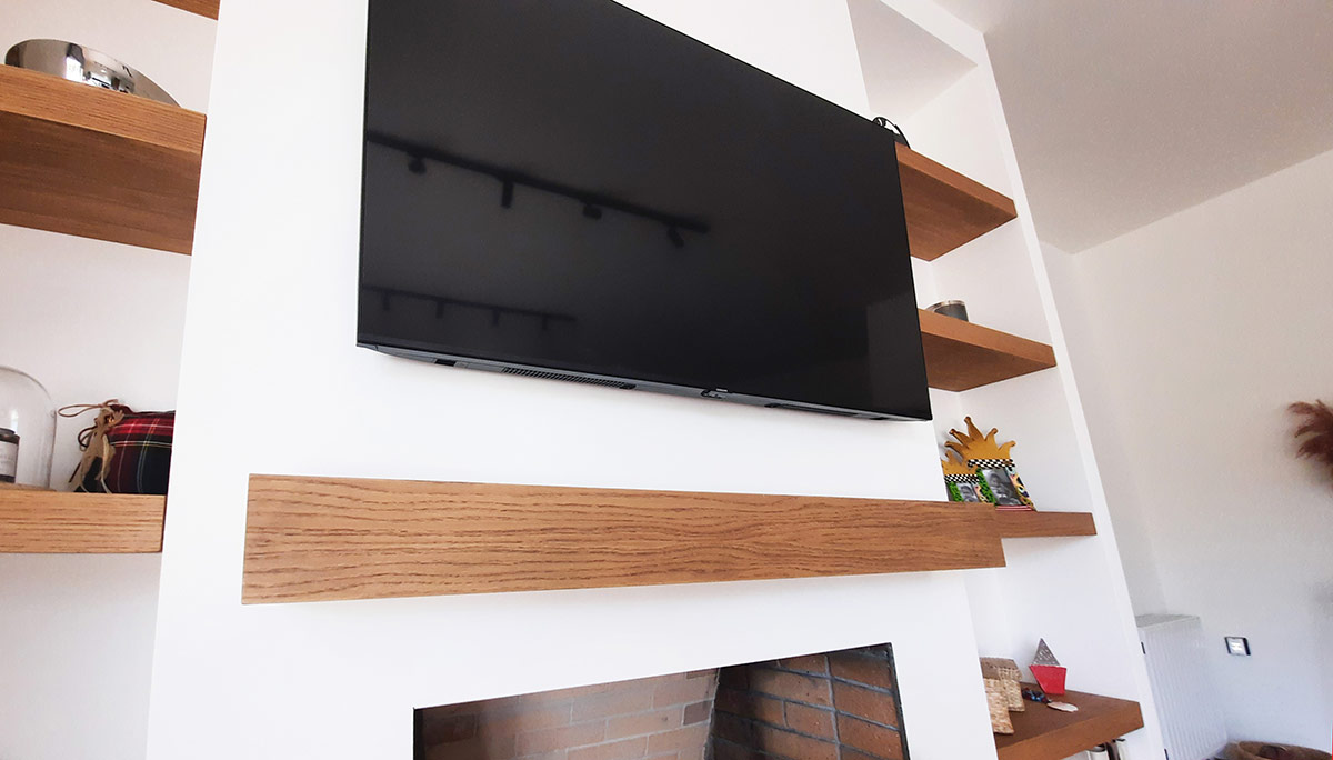 Τζάκι Ντυμένο με Πυράντοχη Γυψοσανίδα και Ξύλινα Ράφια