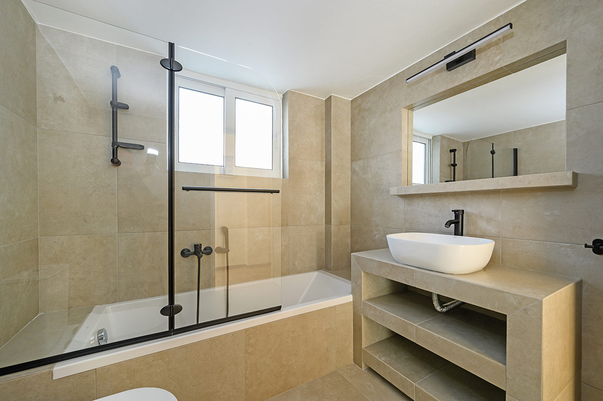 Ανακαίνιση Μπάνιου με Μπέζ και Μαύρα Accessoire