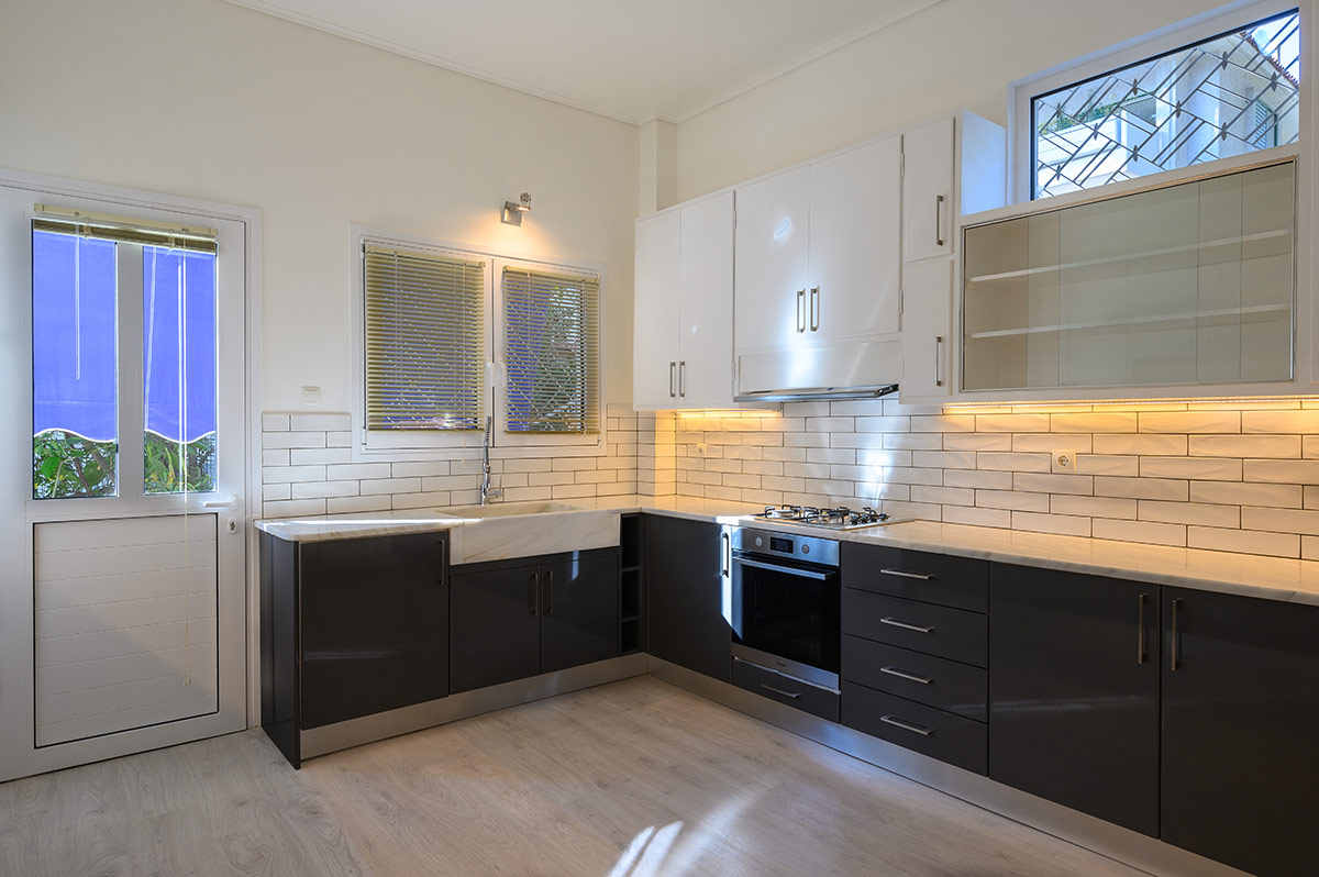 Αναπαλαίωση Κουζίνας Διατηρώντας Στοιχεία απο το Παρελθόν και αναδεικνύοντας τα