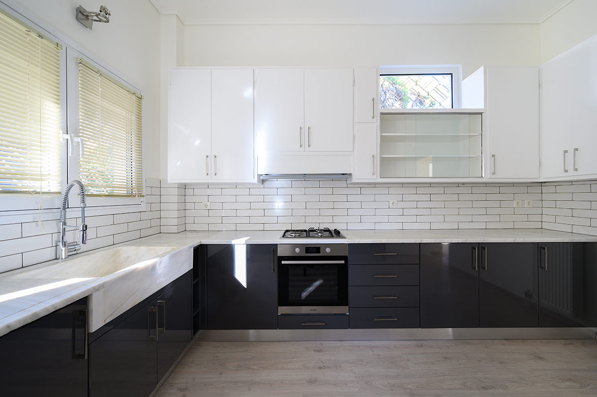 Αναπαλαίωση Κουζίνας Διατηρώντας τα Παλιά Πάνω Ντουλάπια