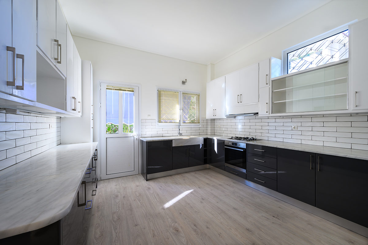 Δημιουργία Σύγχρονης Κουζίνας Διατηρώντας τον Παλιό Μαρμάρινο Πάγκο