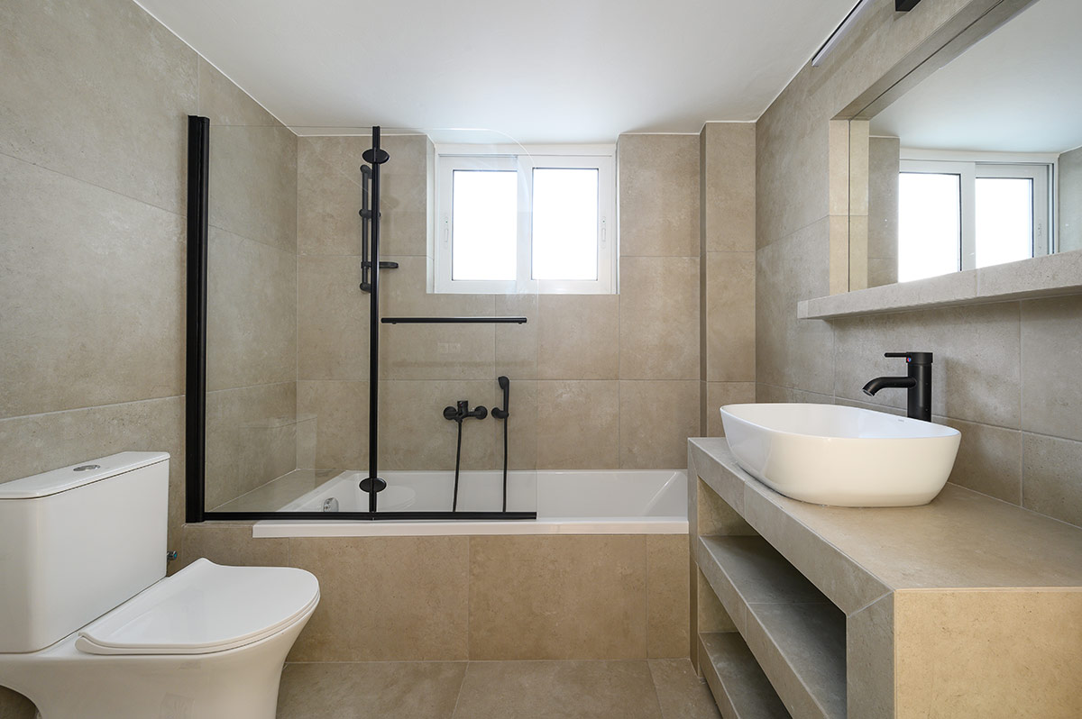 Μπάνιο σε Λευκό Μπέζ και Μαύρο