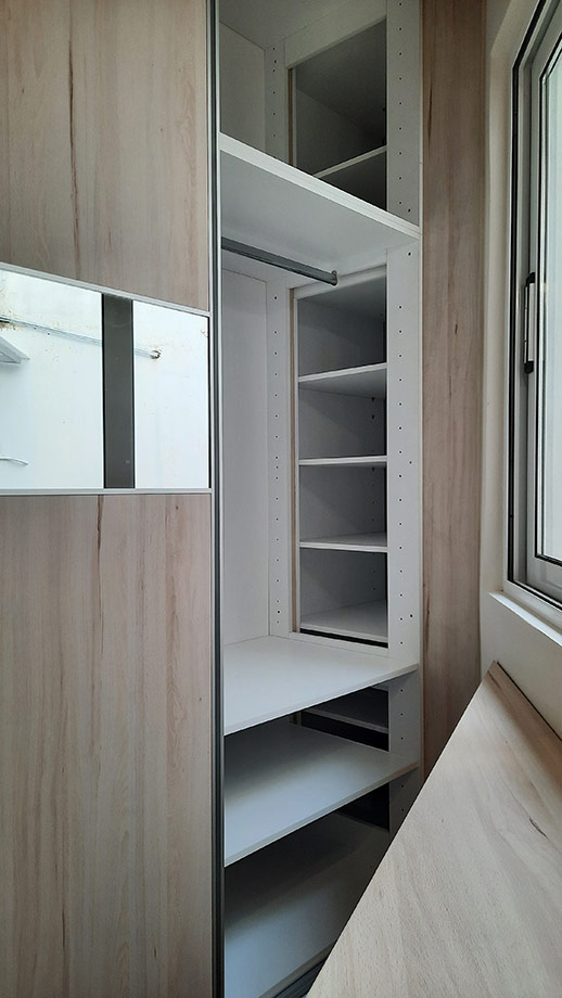 Άριστη εκμετάλλευση νεκρού χώρου, με κατασκευή ραφιών σε γωνία και πρόσβαση από το εσωτερικό πλαϊνό ντουλάπας