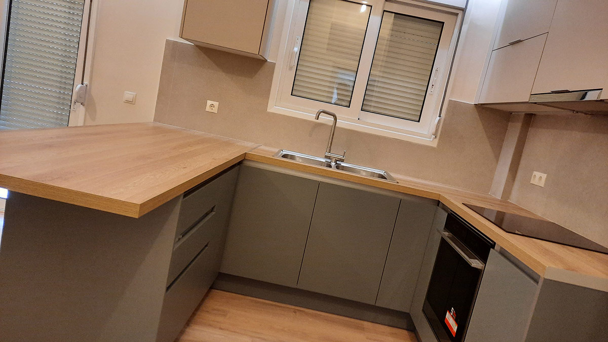 Γκρεζ Ντουλάπα Κουζίνας σε Συνδυασμό με Ξύλινο Πάγκο