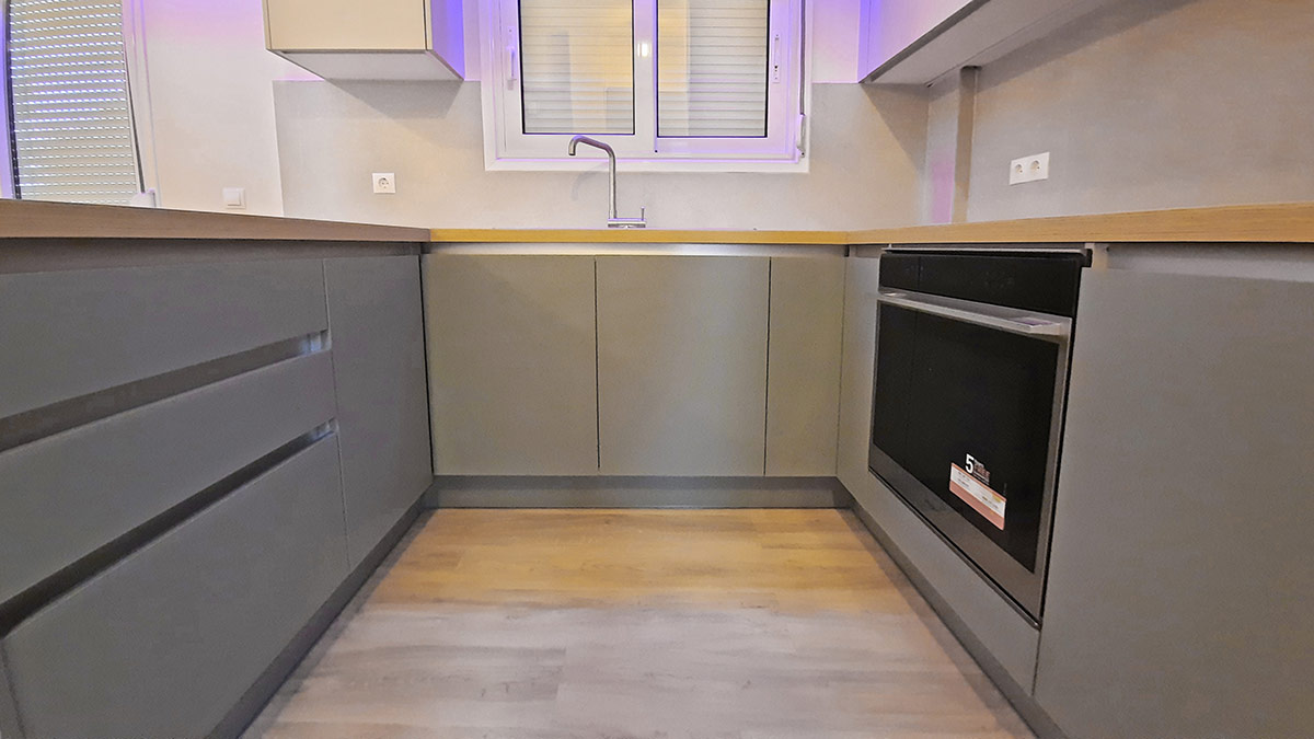 Κουζίνα με Πάγκο και Πορτάκια Egger