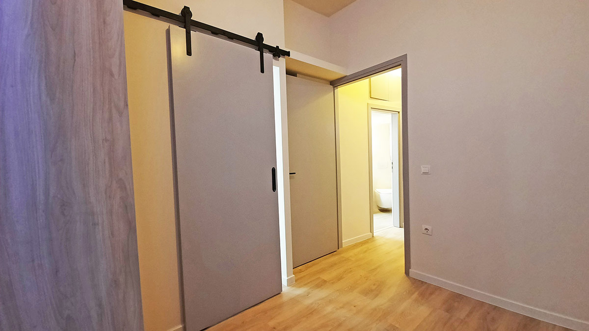 Συρόμενη Πόρτα με Εξωτερικό Μεταλλικό Οδηγό σε Βιομηχανικό Style