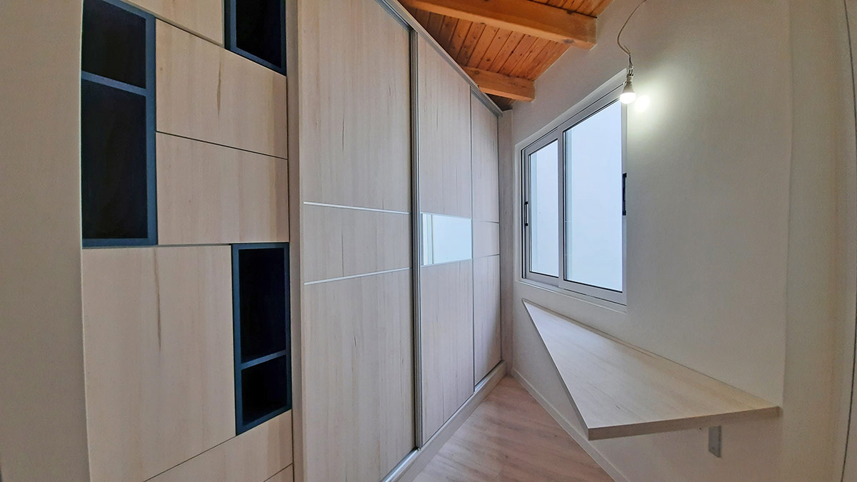 Σύνθεση Ντουλάπας με Συρώμενα Φύλλα και Ανοιγώμενα με Εμφανή Κουτιά