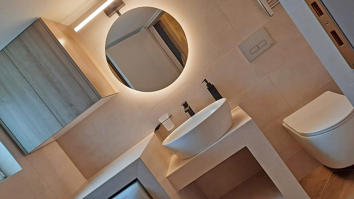 Χτιστός Πάγκος με Επικαθήμενο Νιπτήρα και Στρογγυλό Καθρέφτη Led