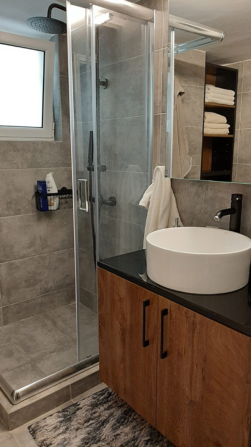 Συνδυασμός Γκρι Μαύρου και Ξύλο στο Μπάνιο