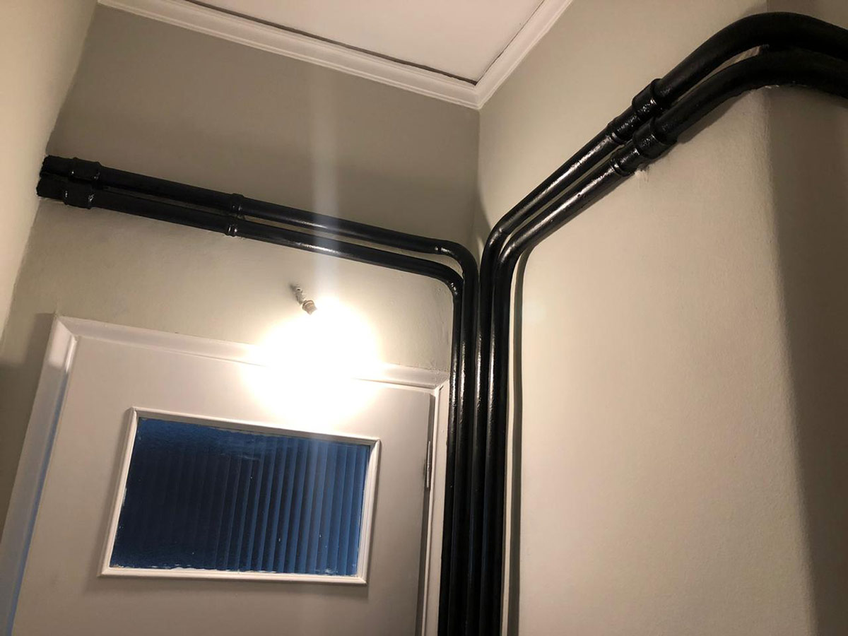 Βάψιμο Σωληνώσεις Καλοριφέρ σε μαύρο χρώμα