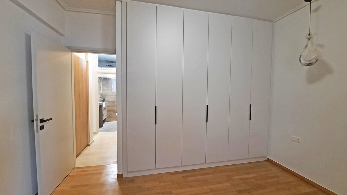 Νέα Minimal Ντουλάπα σε Λευκό Χρώμα με Μαύρα Πόμολα