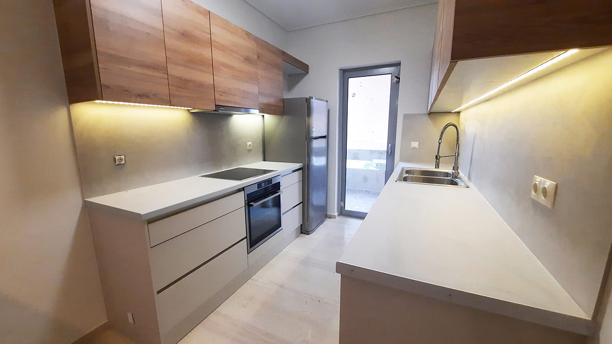 Συνδυασμός Γκρί Ντουλαπιών και Ξύλου στην Κουζίνα