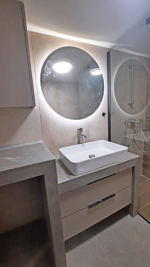 Χτιστός Πάγκος στο Μπάνιο με Θέση για Πλυντήριο Ρούχων