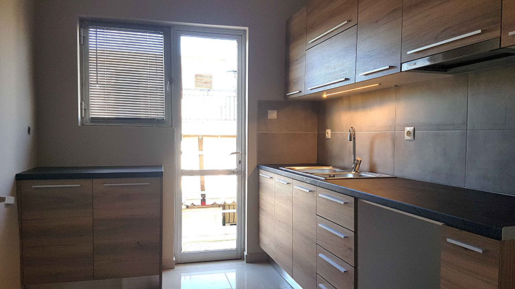 Συνδυασμός ξύλινα ντουλάπια με μαύρο πάγκο