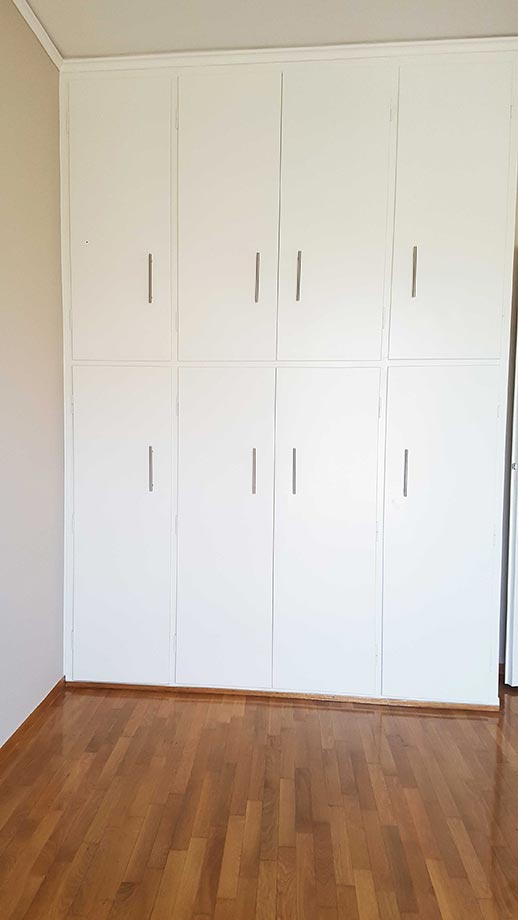 Τρίψιμο και βάψιμο ντουλάπας