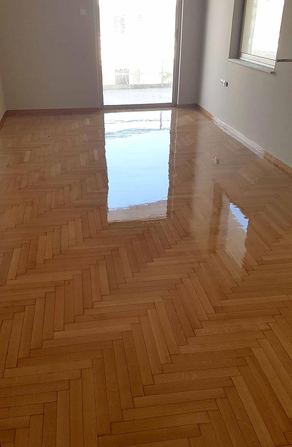 Τρίψιμο και γυάλισμα ξύλινου πατώματος ψαροκόκκαλου