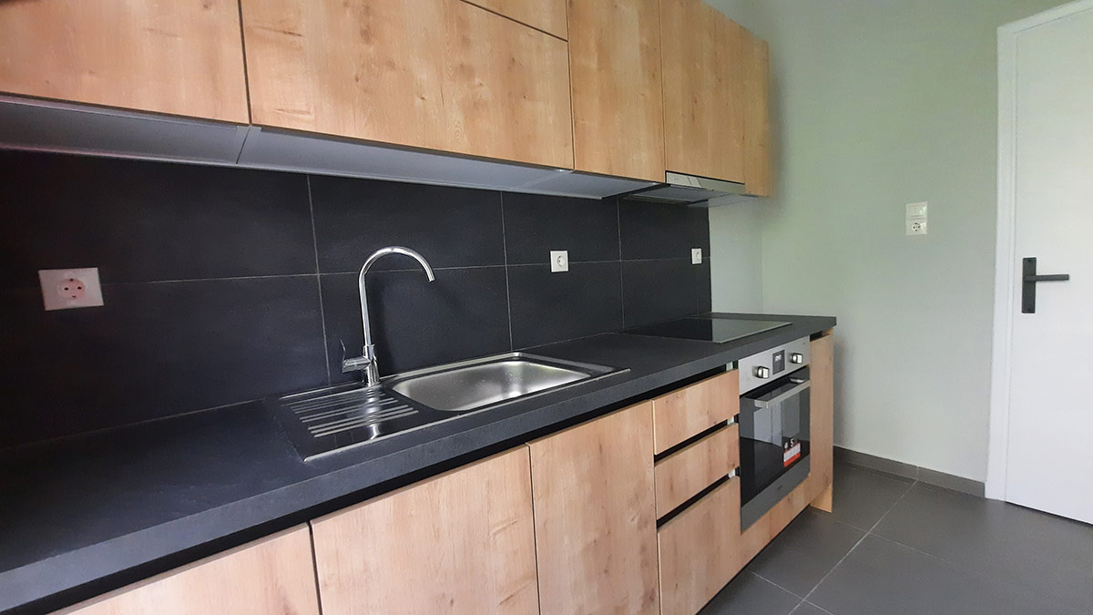 Μοντέρνα Κουζίνα με Πορτάκια σε Απομίμηση Ξύλου