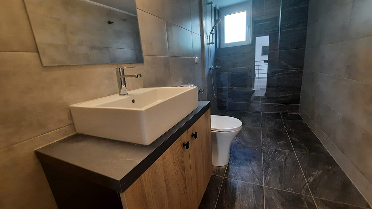 Νέα Πλακάκια στο Μπάνιο σε Τόνους του Μπέζ και του Γκρί