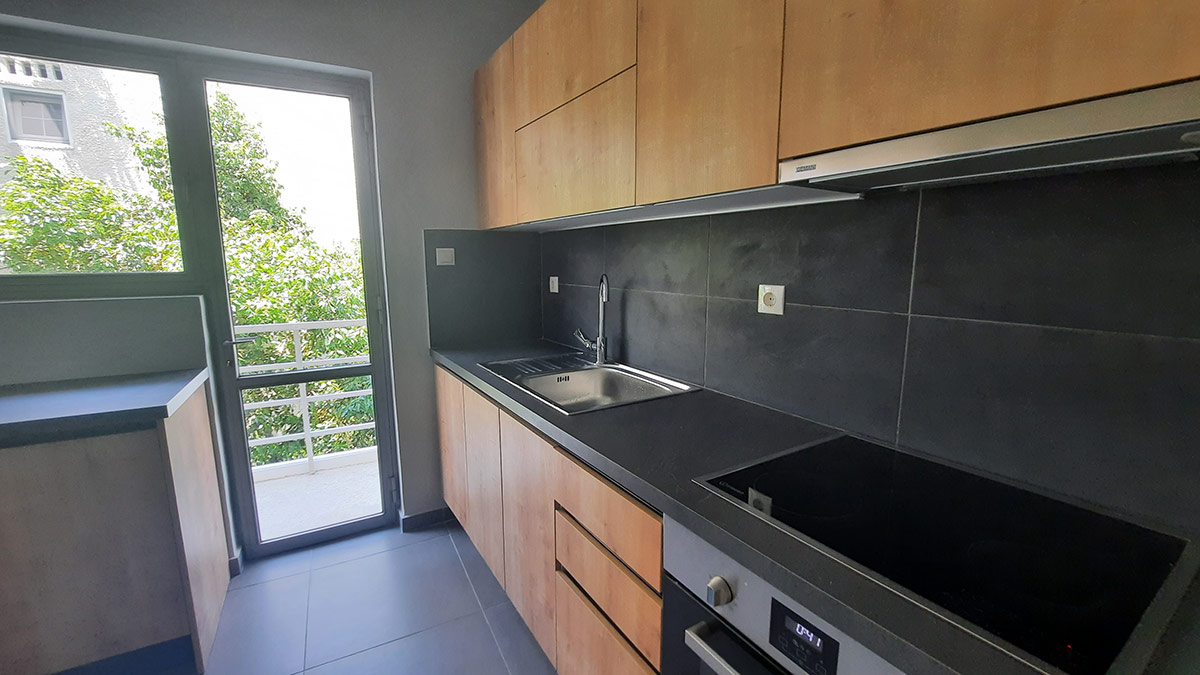 Συνδυασμός Ξύλου στα Ντουλάπια και Γκρί Ανθρακί Πάγκου στην Κουζίνα