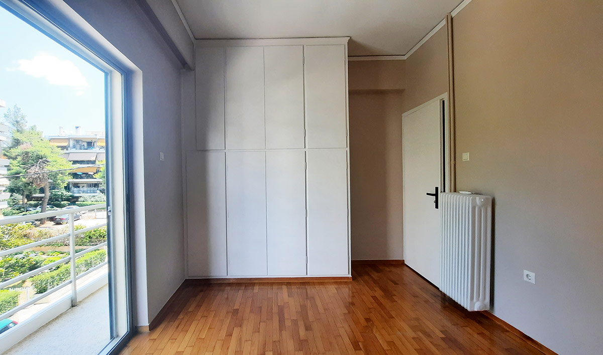 Στοκάρισμα Τρίψιμο Βάψιμο Παλαιάς Ντουλάπας