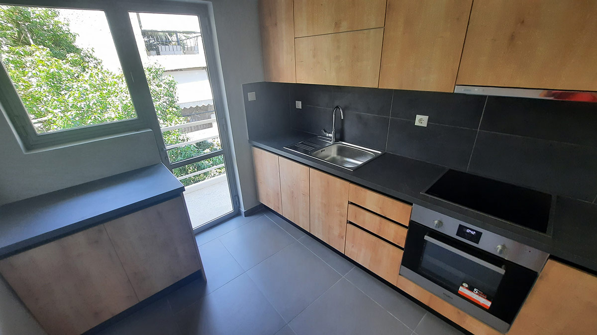 Σύστημα Gola στα Ντουλάπια της Κουζίνας σε Μαύρο Χρώμα και Μπάζα Μαύρη